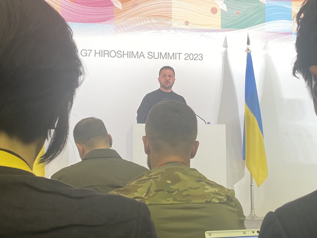 rech_j's tweet photo. Selenskyj nach dem G7-Gipfel in #Hiroshima: „Wir träumen davon, zu gewinnen. Wir träumen von Frieden. Jeder in der Welt sollte sich für das Leben interessieren.“ https://t.co/xu8t3qgvrF