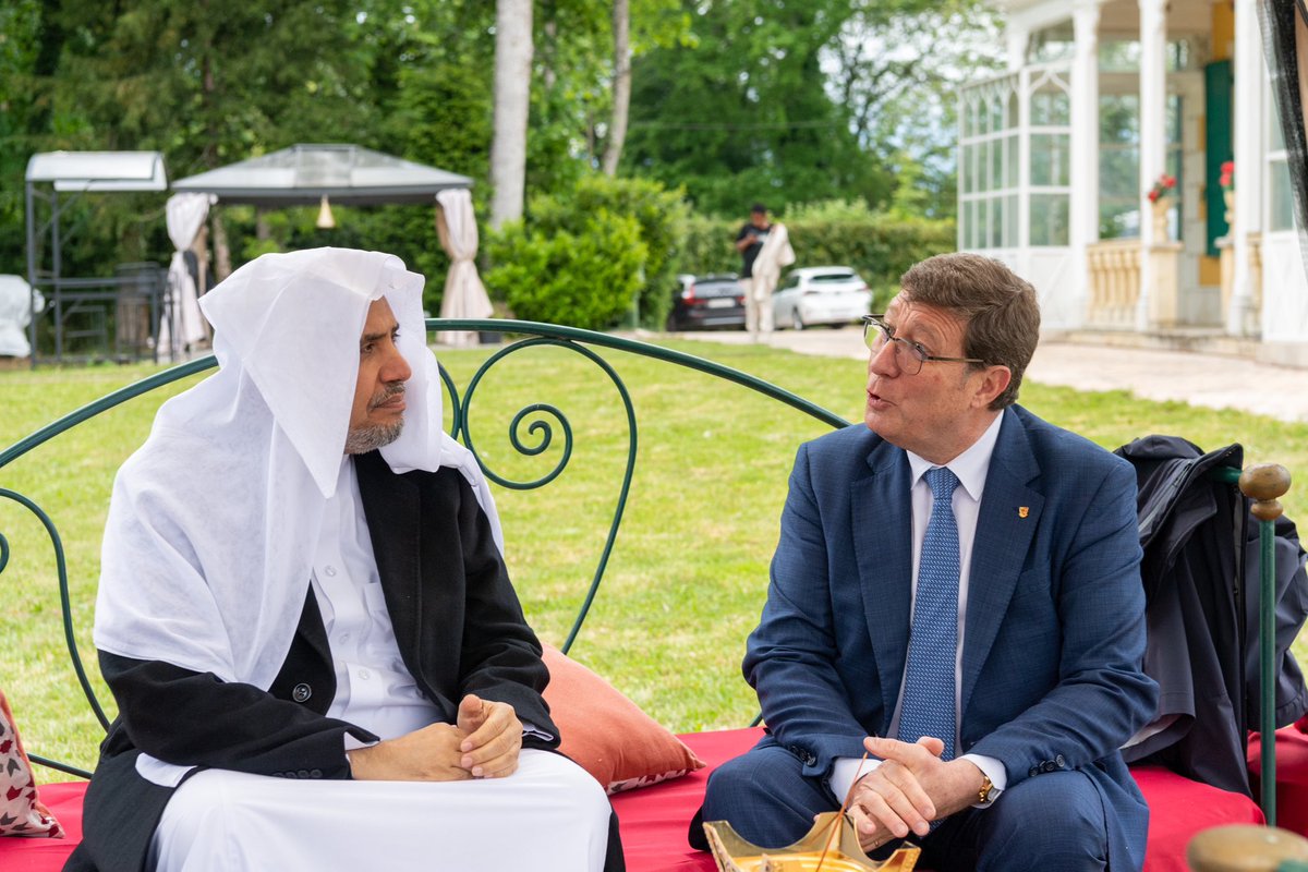 mwlorg_id's tweet photo. Di hadapan Presiden Pemerintah Jenewa, Tuan Mauro Poggia, anggota Parlemen Swiss, pejabat internasional, anggota korps diplomatik di Jenewa, tokoh agama dan intelektual:
Yang Mulia Tuan Kamil Idris, mantan Direktur Organisasi Hak atas Kekayaan Intelektual Dunia, anggota Komisi Hukum Internasional PBB, Presiden Pengadilan Arbitrase dan Mediasi Internasional, dan mantan anggota Pengadilan Arbitrase Internasional di Den Haag, menerima Yang Mulia Syekh Dr. @MhmdAlissa, Sekretaris Jenderal LMD dan Ketua Asosiasi Ulama Muslim.
Dr. Al-Issa adalah tamu kehormatan di acara internasional untuk mengatasi ancaman global hepatitis.