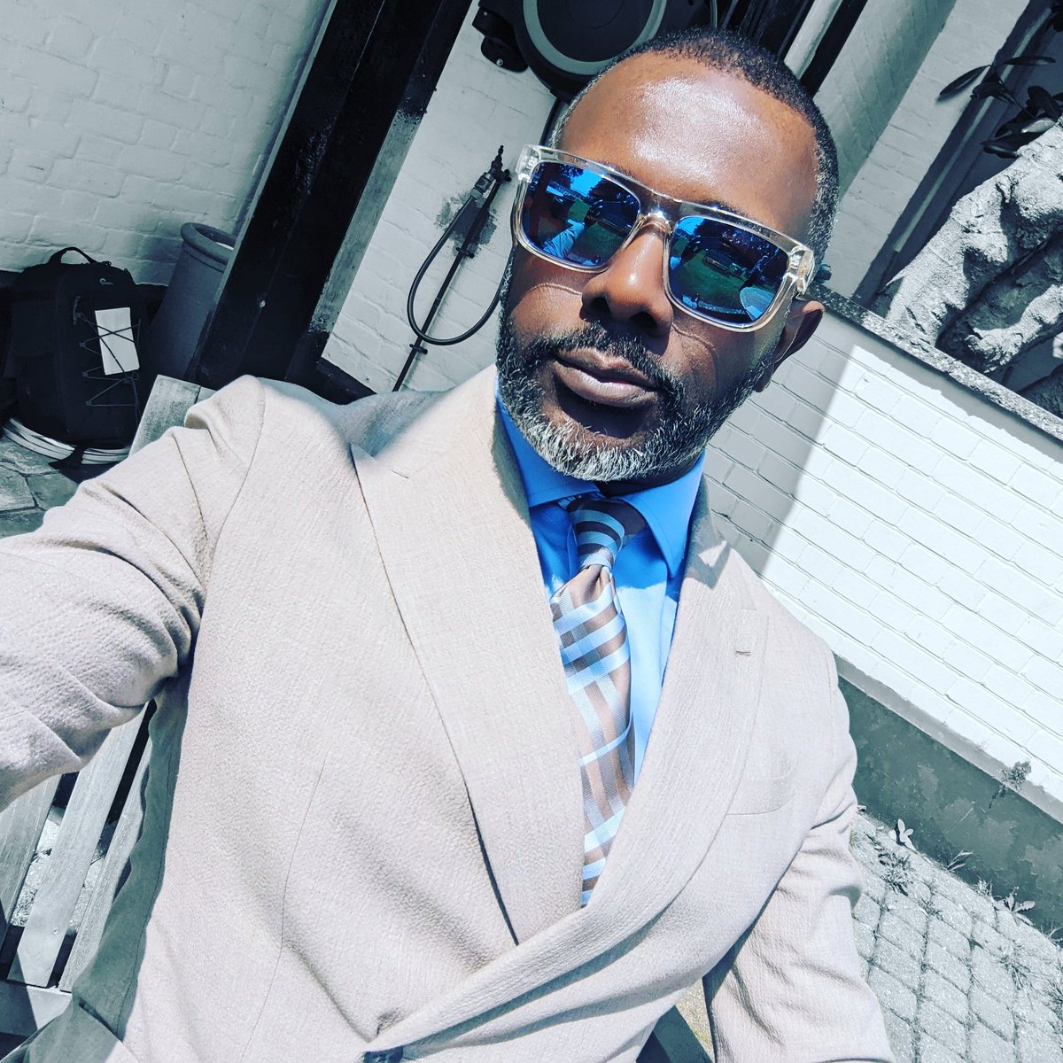 ISwanston's tweet photo. Outside Wedding https://t.co/HYVKx2B9ka