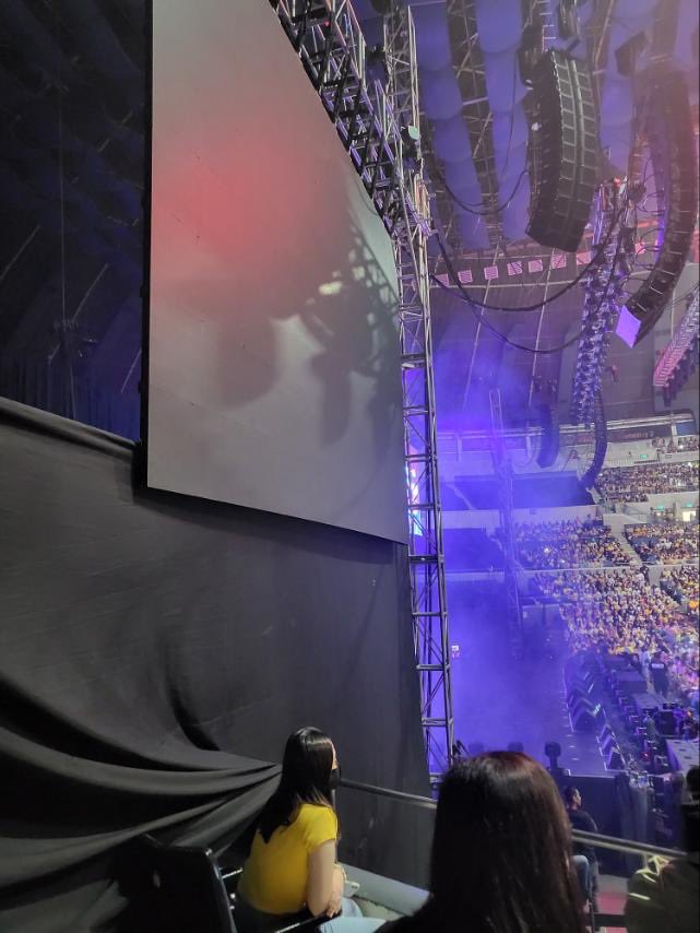 only4yeol's tweet photo. just wanna raise my concern (see thread) during the concert @pulpliveworld @happeehour 

i was seated at VIP 108, row 13, seat 13 and this was my view (see pic) as much as i enjoyed the concert and thankful i saw chanyeol and sehun, it was really so hard that the only view + https://t.co/cw9cCVnOEJ