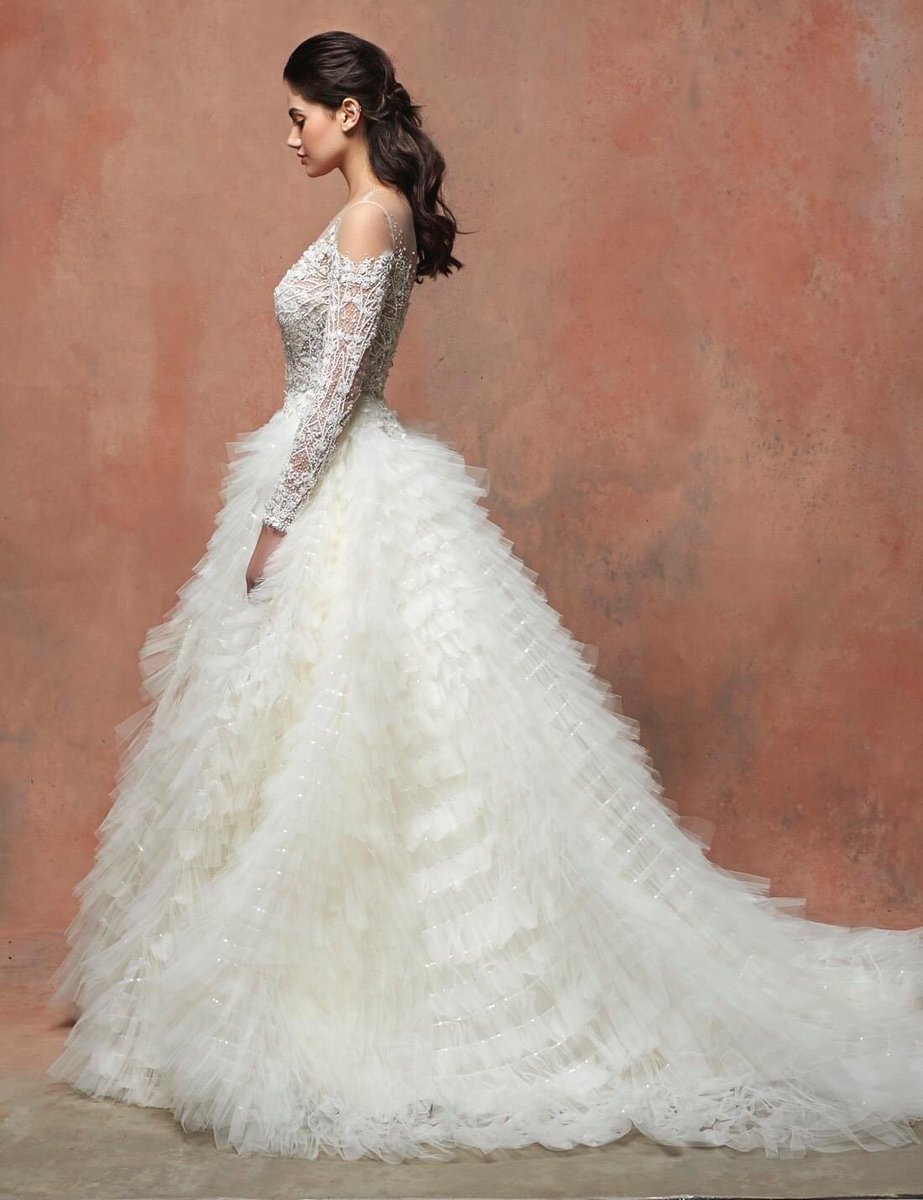 Xiaothao_Hong's tweet photo. This romantic #Enaura princess wedding dress features an illusion neckline and long sleeves adorned with sparkly floral embellishments detailing with a dreamy ruffle skirt. 🌹🌹🌹 https://t.co/cymAtEbPtK https://t.co/3vAdtEaqyg