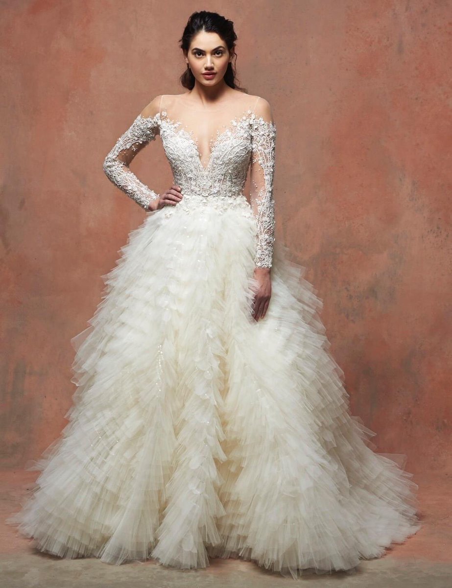 Xiaothao_Hong's tweet photo. This romantic #Enaura princess wedding dress features an illusion neckline and long sleeves adorned with sparkly floral embellishments detailing with a dreamy ruffle skirt. 🌹🌹🌹 https://t.co/cymAtEbPtK https://t.co/3vAdtEaqyg