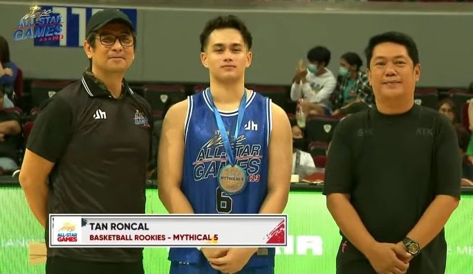 Congratulations to our bunso Tan Roncal for receiving award at the #StarMagicAllStarGames2023 for Basketball Rookie  part of Mythical 5.🏀
@tanredroncal
#TanRoncal

We're proud of you! 🥇🧡