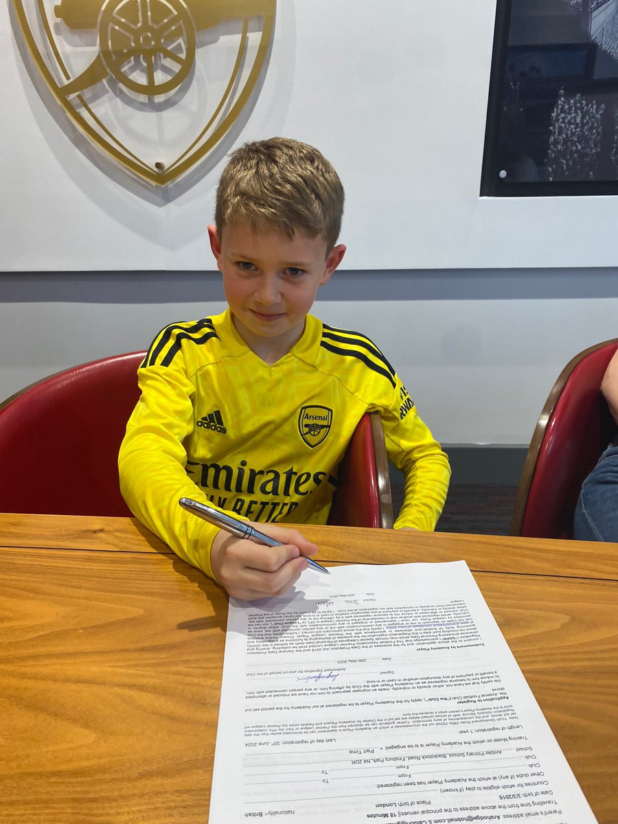 arahodge's tweet photo. Me holding child no. 2 age 4 months when Wenger signed his baby grow in 2015 after we won the FA cup. 8 yes on he signed for the Arsenal Academy yesterday in their U9 squad! 💥 #proud #❤️AFC https://t.co/Q2uxH4O3OC