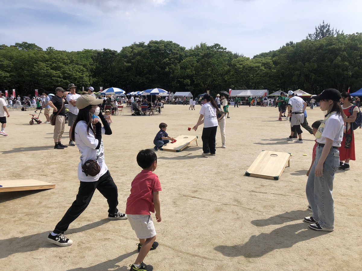 ohka_eigo's tweet photo. 2023中部Walkathonボランティア活動
場所は去年と同じく名城公園。コロナでしばらく縮小されていた飲食ブースも復活。晴天に恵まれて賑やかさを取り戻した中、今年はコーンホールゲームを企画して運営！子供から大人までかなり受けがよく、行列ができたりもしました。

#ChubuWalkathon
#Walkathon2023 https://t.co/n4PoZOLQ5l