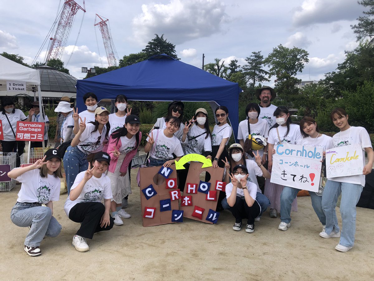 ohka_eigo's tweet photo. 2023中部Walkathonボランティア活動
場所は去年と同じく名城公園。コロナでしばらく縮小されていた飲食ブースも復活。晴天に恵まれて賑やかさを取り戻した中、今年はコーンホールゲームを企画して運営！子供から大人までかなり受けがよく、行列ができたりもしました。

#ChubuWalkathon
#Walkathon2023 https://t.co/n4PoZOLQ5l