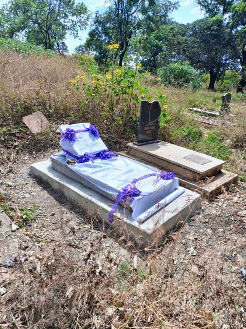 ChibweMwansa4's tweet photo. 5 YEARS LATER WE CELEBRATE DADS LIFE! 🕊❤️
My dad died 5 years ago after being diagnosed with colon cancer. Oh my! 5 years has not been easy without him but glory be to God Becca I will continue telling his story of his generous character. 
#generousfather
#unveilingtombstone https://t.co/e5DR3kMdoT