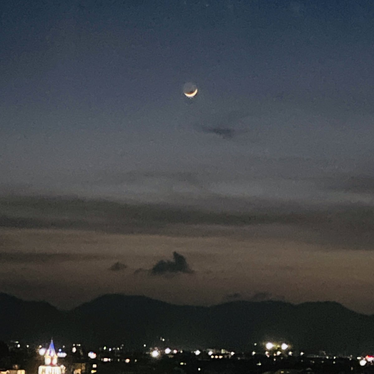 yaoki39's tweet photo. 月齢1.7 20230521-1940
久しぶりに夜空を見上げた
金星の方が明るくて意外。まあそうなんだけど
iPhone12 https://t.co/OEDUCWsoAF