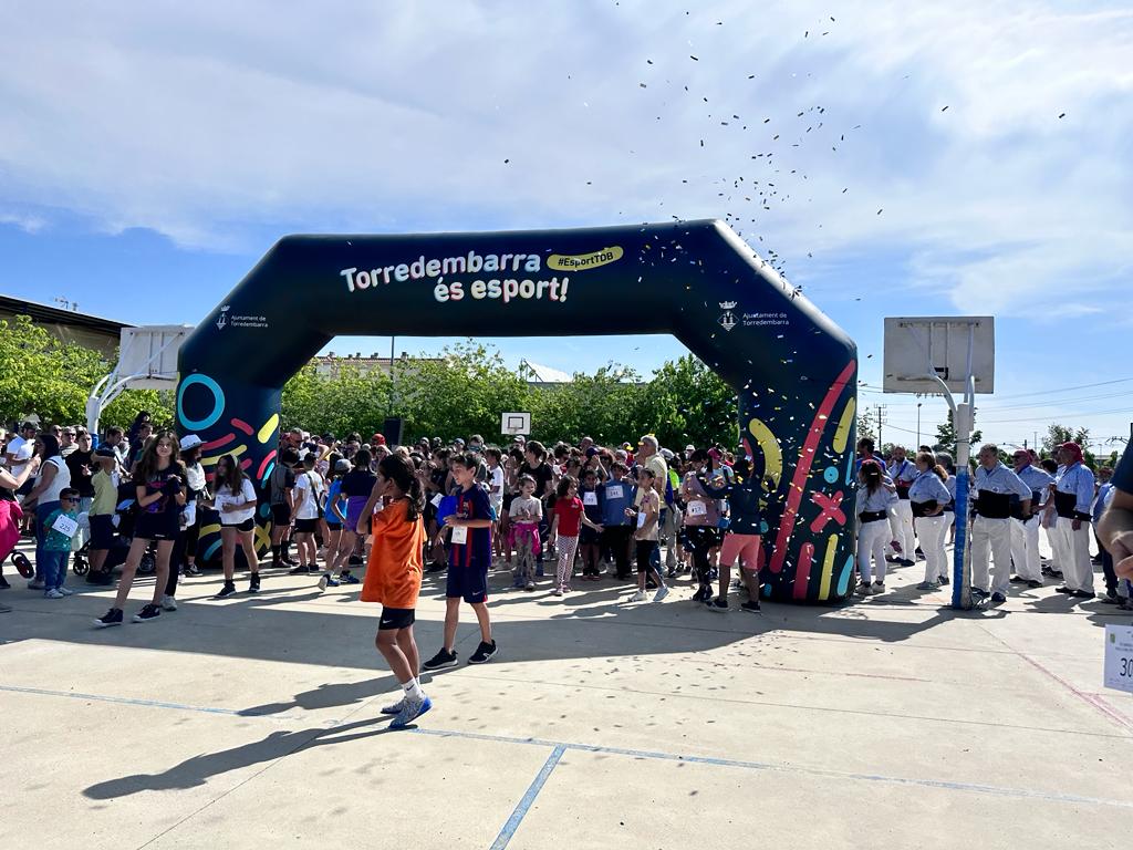 AjTorredembarra's tweet photo. 🚶🏽‍♂️🚶🏽‍♀️ Pas a pas per la gent gran 👉🏼 amb aquest lema s'ha celebrat aquest matí la Marxa solidària de l'Escola l'Antina, una festa que destinarà els beneficis a Càritas #Torredembarra 👏🏽👏🏽👏🏽

📷 Anna F. https://t.co/Glgyd8CE2f