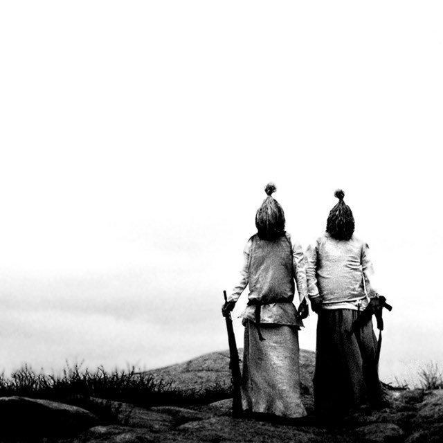 Écoute du jour :
Empty Hearth - The Body
Ou l’impression d’écouter une incantation buggée coincée dans un étau à la poussée inéluctable.

m.youtube.com/watch?v=RWrBV6…