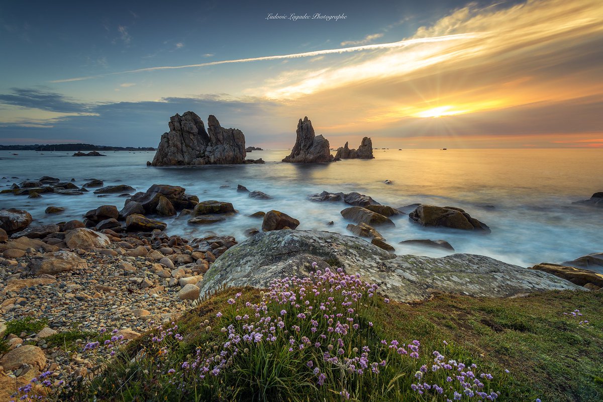 Une photo du côté de Plougrescant dans les Côtes d’armor , un endroit parfait pour s’entraîner à faire des poses longues au coucher de soleil !!! 
Bon dimanche les tweetos