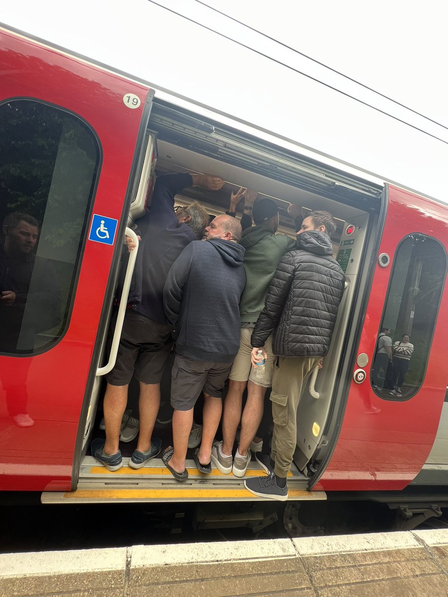 barrySartwork's tweet photo. @greateranglia well done on the Billericay to Stratford service.
West Ham at home and hackney half marathon, and it’s a train every 30mins and only 5 carriages. https://t.co/BmDtjmSWNs