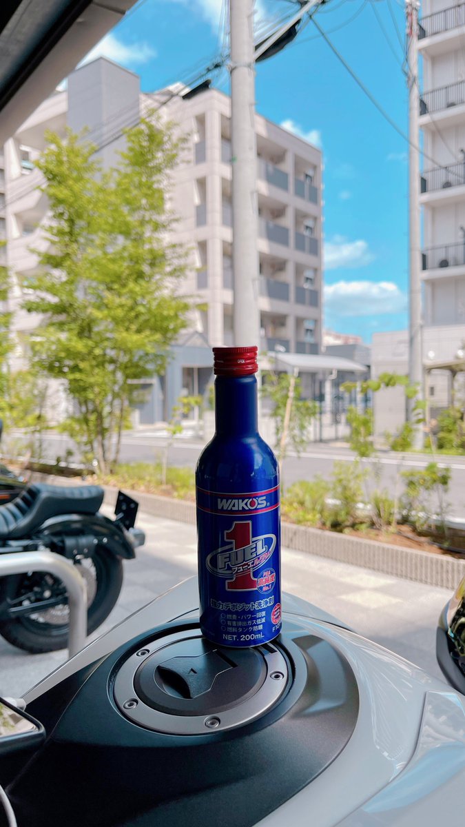 R5094's tweet photo. たくさん走ってえらいのでバイクにエナドリ飲ませてあげた https://t.co/SWfBBMuqE2