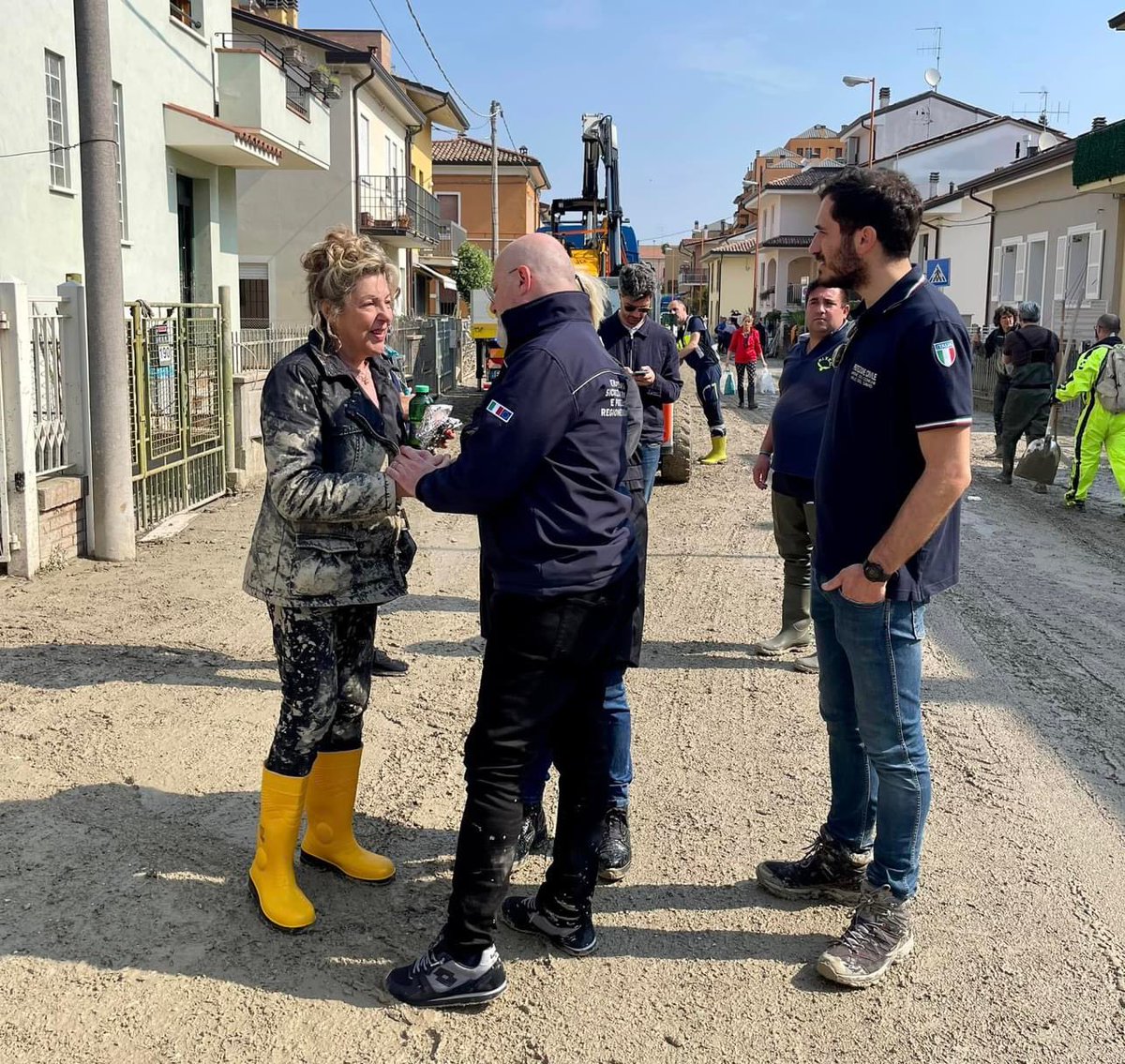 sbonaccini's tweet photo. Ora a Cesena col sindaco Lattuca. 
Ad incontrare e ringraziare i volontari e tutti coloro che si sono mobilitati, molti arrivati da tutta Italia, tra cui tanti giovani. Poi nei quartieri più colpiti. 

In Romagna non si molla. https://t.co/D5DV4N4Vr9