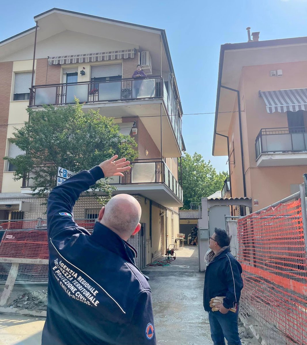 sbonaccini's tweet photo. Ora a Cesena col sindaco Lattuca. 
Ad incontrare e ringraziare i volontari e tutti coloro che si sono mobilitati, molti arrivati da tutta Italia, tra cui tanti giovani. Poi nei quartieri più colpiti. 

In Romagna non si molla. https://t.co/D5DV4N4Vr9