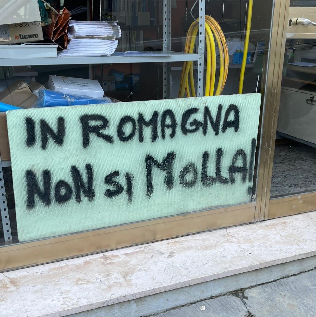 sbonaccini's tweet photo. Ora a Cesena col sindaco Lattuca. 
Ad incontrare e ringraziare i volontari e tutti coloro che si sono mobilitati, molti arrivati da tutta Italia, tra cui tanti giovani. Poi nei quartieri più colpiti. 

In Romagna non si molla. https://t.co/D5DV4N4Vr9