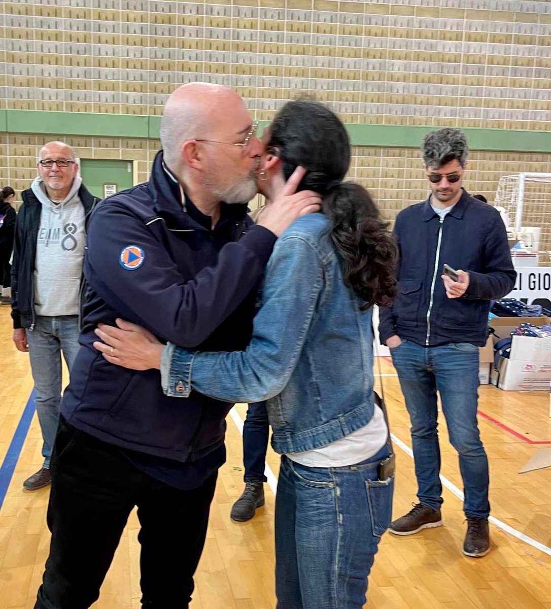 sbonaccini's tweet photo. Ora a Cesena col sindaco Lattuca. 
Ad incontrare e ringraziare i volontari e tutti coloro che si sono mobilitati, molti arrivati da tutta Italia, tra cui tanti giovani. Poi nei quartieri più colpiti. 

In Romagna non si molla. https://t.co/D5DV4N4Vr9