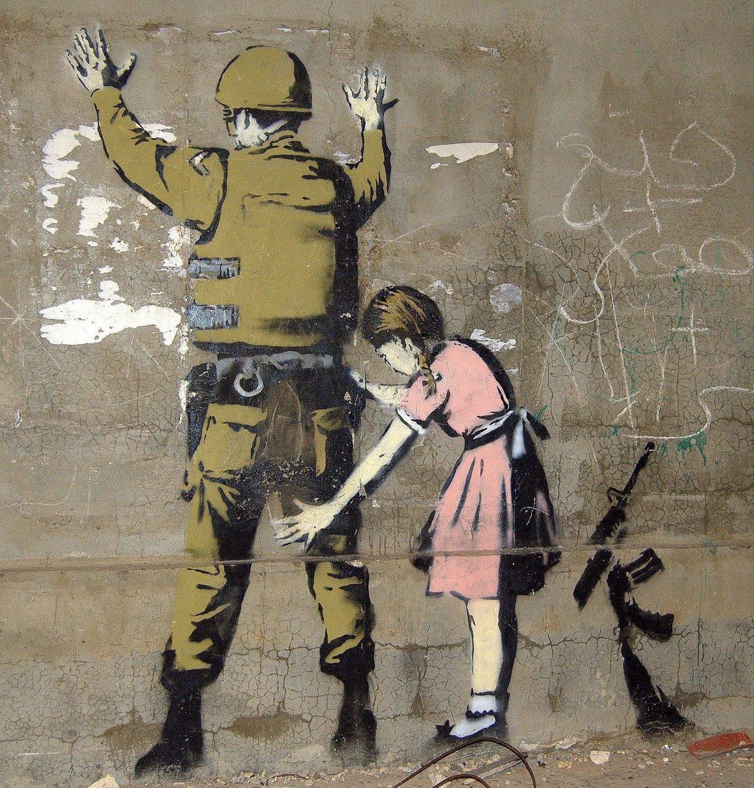 La pace implica i più alti e universali valori della vita: verità, giustizia, libertà, amore...Essa inizia dentro di noi. Inizia con l'umiltà...

#PensieroStupendo #SalaLettura 

#Bansky, Girl Frisking Soldier, 2007, Betlemme
#StreetArt