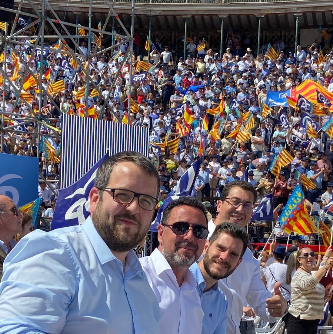 RubenPicoES's tweet photo. Representando nuestros pueblos y acompañando a @CarlosMazon40 próximo Presidente de la Generalitat Valenciana en la abarrotada Plaza de toros de Valencia 💙

#ElCambioQueMereces #PartidoPopular https://t.co/hbdFMvzoNJ