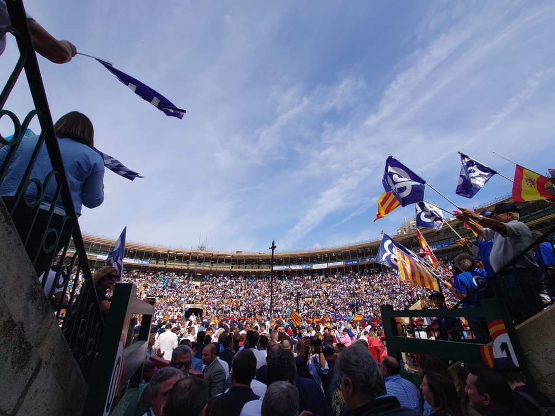 RubenPicoES's tweet photo. Representando nuestros pueblos y acompañando a @CarlosMazon40 próximo Presidente de la Generalitat Valenciana en la abarrotada Plaza de toros de Valencia 💙

#ElCambioQueMereces #PartidoPopular https://t.co/hbdFMvzoNJ