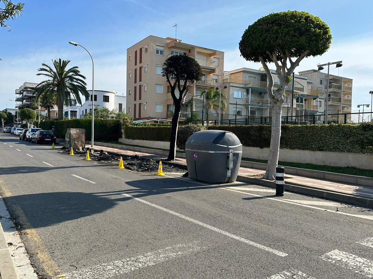 SolCambrilsPark's tweet photo. Cremats contenidors de brossa a l'avinguda del sol. https://t.co/iI00pmVYSI