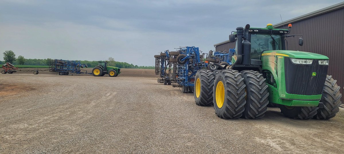 blaramie4955's tweet photo. Fri rain delay!!! 🌧🌧 #JD9410R #JD8430 #Penta #AgroX #Brillion 🌽🌱 McGregor, ON 🇨🇦🇨🇦 https://t.co/f9NbwnxhHL