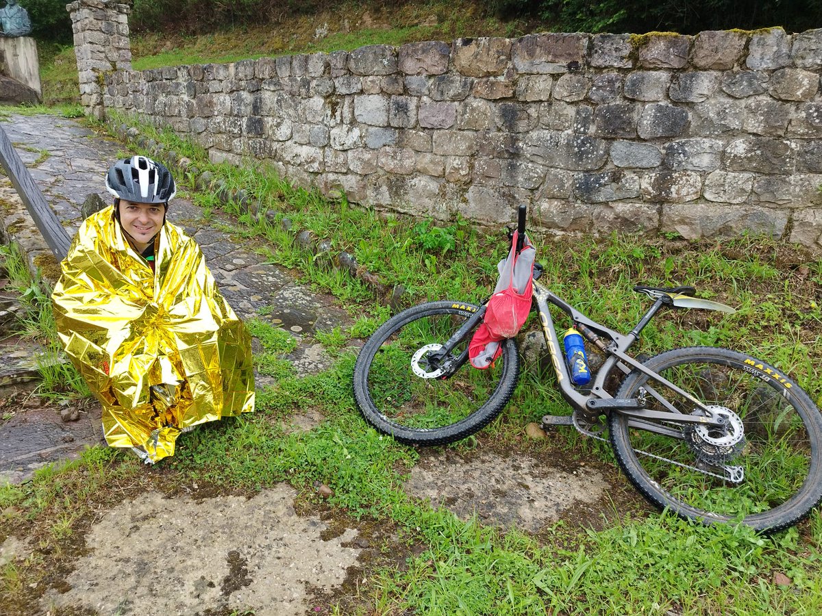 JosuGarcia3's tweet image. Pesa 59 gramos. Vale apenas 3 euros. Cabe sin problemas en el bolsillo del maillot y ayer me salvó de una hipotermia. Abro hilo sobre este salvavidas llamado Manta Isotérmica.