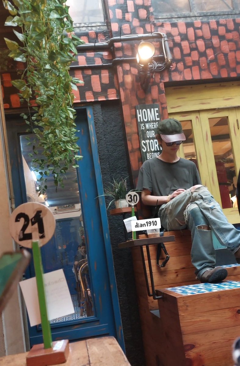 dian1019's tweet photo. Yesung at Giyanti Coffee..
Kamu ya yang mancing2 lokasinya. Aku juga tak berani foto kamu, cmn ini aja fotoinnya.tangan aku dah gemeteran, kaki dah lemess,, perasaan udah mau nangiss teriakk 😭😭😭😭😭😭😭😭 https://t.co/5c4rIukjYx