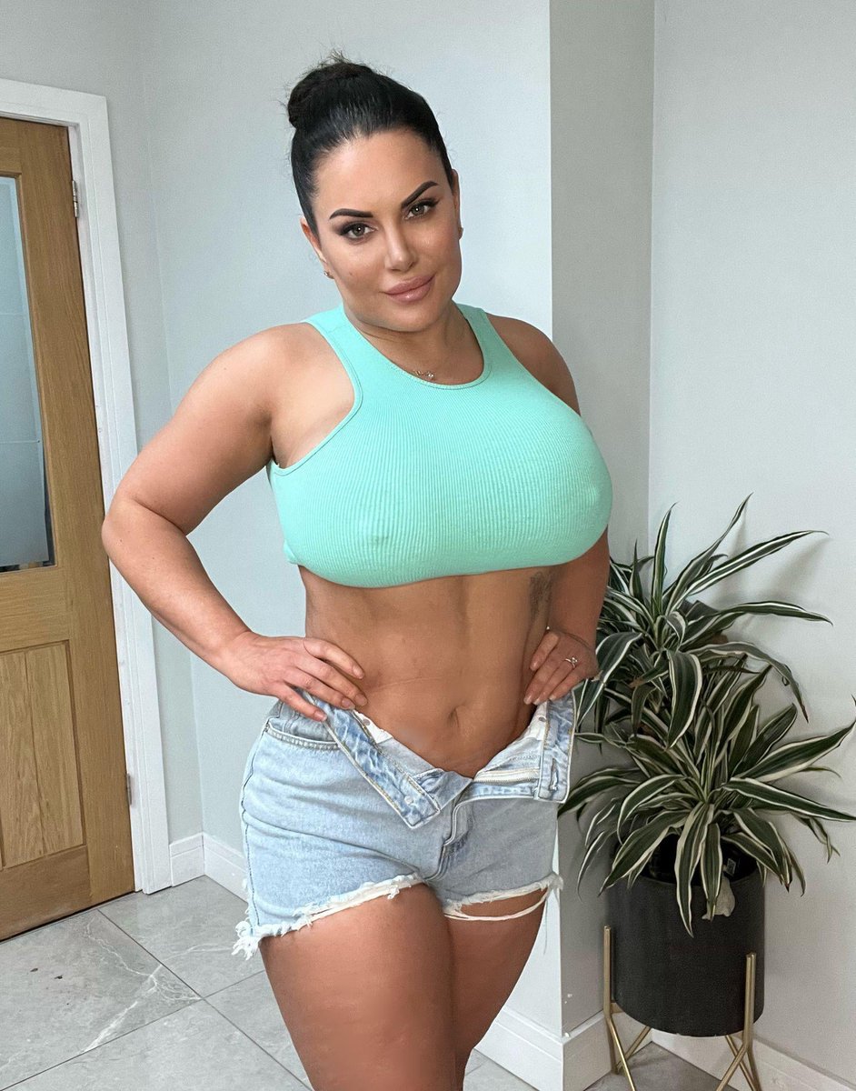 Gone18Wild's tweet photo. Guys, do you like older women, yes or no? https://t.co/gVI08XMf6r