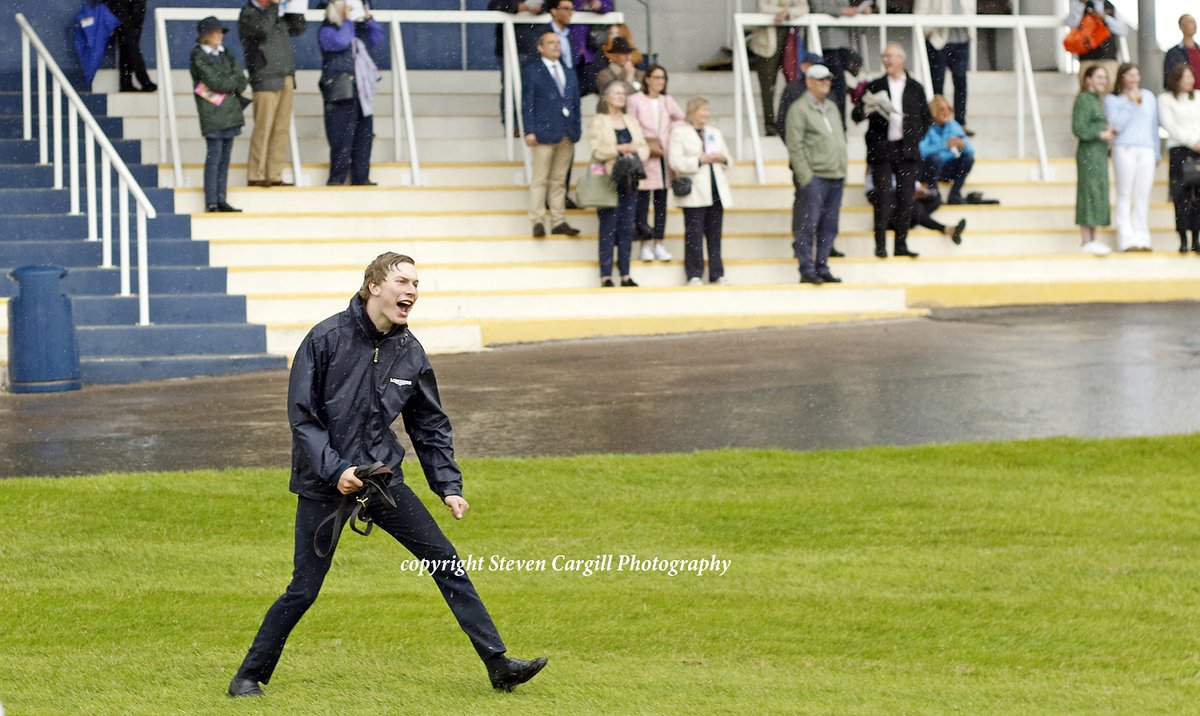 Steven_Cargill's tweet photo. 2nd start and at 150/1, colt ZOULU CHIEF @linusghiani99 wins 6f 2yo maiden @NewburyRacing on Friday for @Tweenhills Zoustar @RacingHeather with @HenryMain3 yelling him home. https://t.co/GTjXYJ8fwL