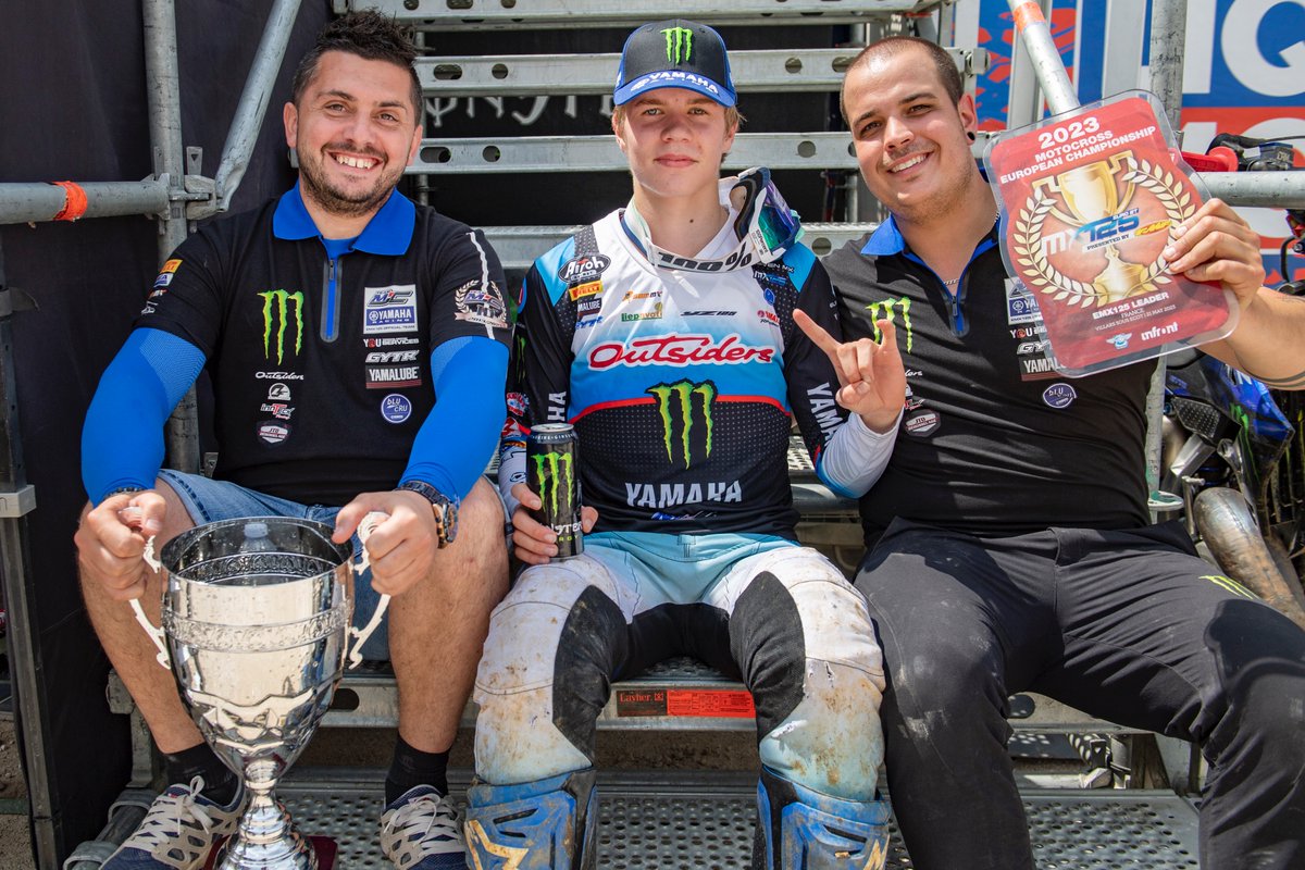 yamaharacingcom's tweet photo. 🇫🇷 BONNE ANNIVERSAIRE #TeamMJC! Janis Reisulis WINS #EMX125 Race Two to maintain a 14-point lead in the championship 🏆✨
📰: https://t.co/8sqwSFf3b3
#YZ125 | #GYTR | #YamahaRacing https://t.co/HxUq9mA7Dl
