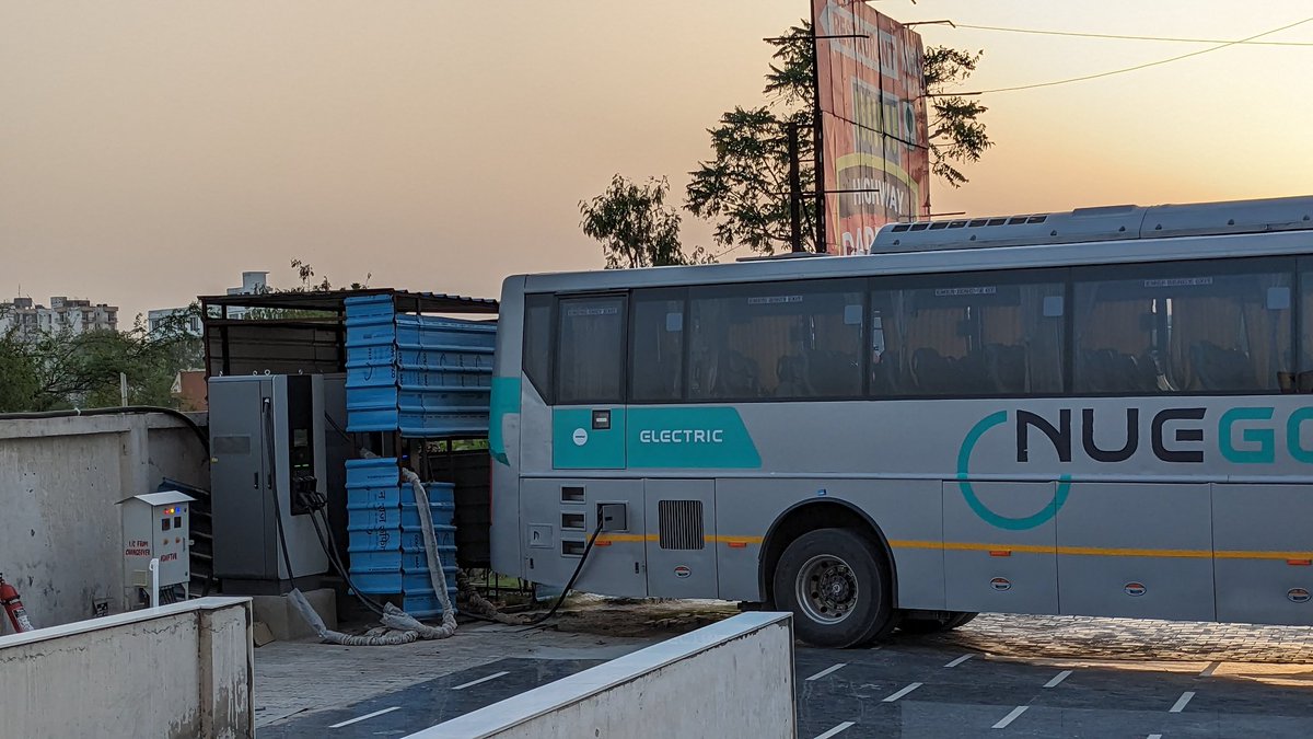 MatiaKavya's tweet photo. #nuego #nuegobus has the worst service ever !!!

Booked a bus today from Jaipur to Delhi
Time was 11:30, the bus got #delayed by 2 HOURS !!
No customer response, no phone call, no information nothing was provided. https://t.co/de4Ch6JpxW
