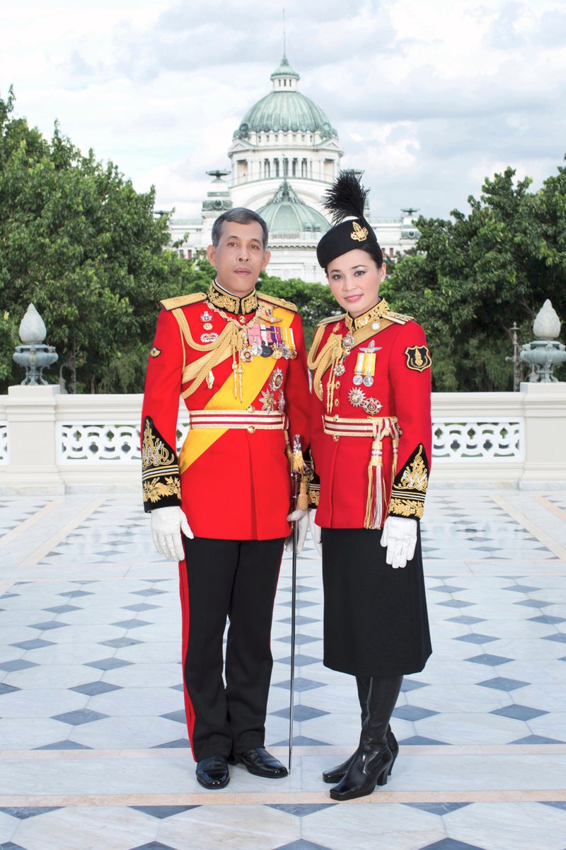 Pome2005's tweet image. พลังจิต สถิตรวม ร่วมเป็นหนึ่ง
ผนึกตรึง องค์ภูมินทร์ ถิ่นสยาม
ร้อยมาลัย ถวายองค์ พร้อมลงนาม
ทรงงดงาม คู่สยาม สืบต่อไป

อยู่ครองราช นานเนา คุ้มเกล้าผอง
เป็นฉัตรทอง ของไทย ให้หอมหวล
เหล่าข้าบาท จะมุ่งมั่น หมั่นทบทวน
สิ่งที่ควร ขอพระองค์ทรงพระเจริญ 

-พี่ชายที่แสนดี-

#ทรงพระเจริญ