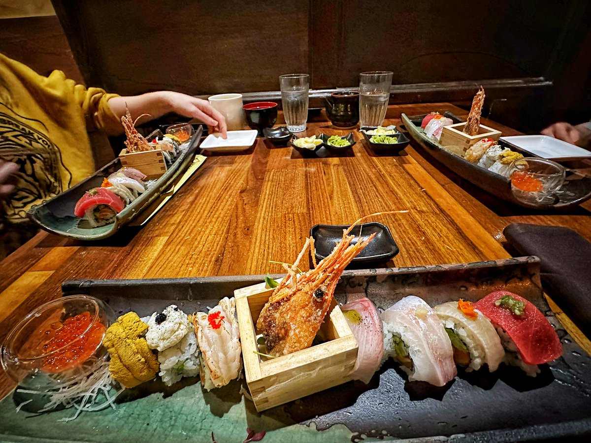 Sarah_sah_sass's tweet image. Delicious sushi with friends #losangeles #sushi #rainbowroll