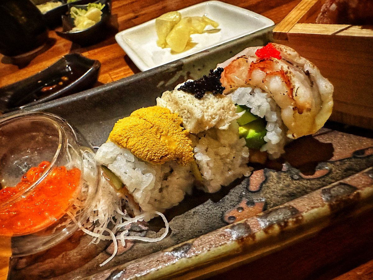 Sarah_sah_sass's tweet image. Delicious sushi with friends #losangeles #sushi #rainbowroll