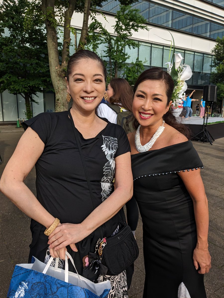 ChihiroHokulani's tweet photo. 私の師匠のAnela.先生のステージを見に行きました!
昨日うちが出演した #SmileWithAloha イベントの2日目、大トリです。
師匠が素敵なのは勿論のこと
仲間たちがいきいきと踊っている姿にもいつもグッと来て、
ステージを撮影しながら涙が出ちゃいます。
アネラグッズをありがとうございました💖 https://t.co/BqwdQ4sRur