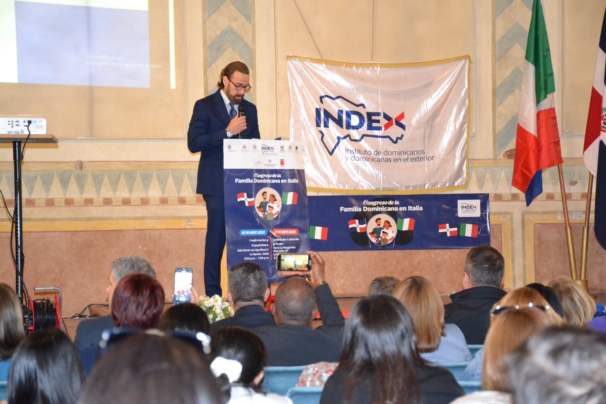 carlosdelamota's tweet photo. Primer congreso de la Familia en Spezia Italia 🇮🇹, organizado por el @Indexdomrd y @PeraltaMaria15 #ADOSP !!! Aquí reconocimiento a la Gobernadora Sra. María Luisa Inversini y con el Síndico Pierluigi Peracchini por su apoyo y a nuestra comunidad 🇩🇴 @luisabinader @Comunicaciondo https://t.co/RRs2svLr8R