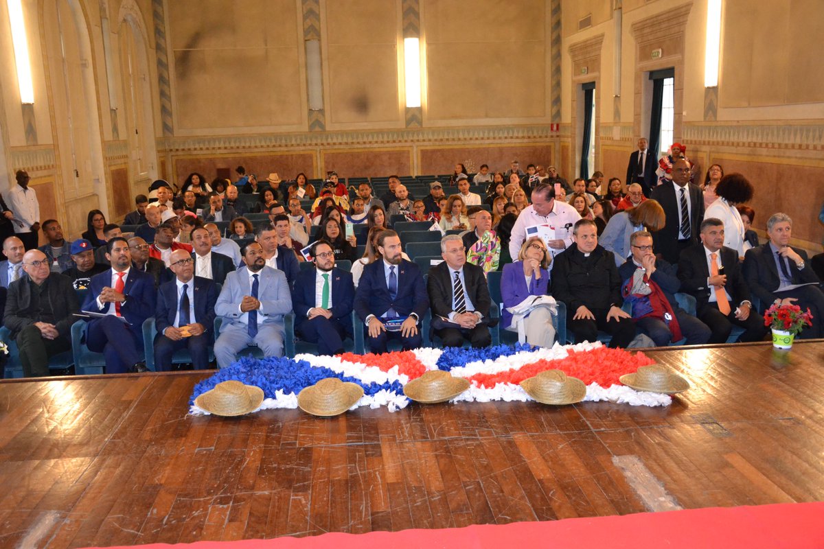 carlosdelamota's tweet photo. Primer congreso de la Familia en Spezia Italia 🇮🇹, organizado por el @Indexdomrd y @PeraltaMaria15 #ADOSP !!! Aquí reconocimiento a la Gobernadora Sra. María Luisa Inversini y con el Síndico Pierluigi Peracchini por su apoyo y a nuestra comunidad 🇩🇴 @luisabinader @Comunicaciondo https://t.co/RRs2svLr8R