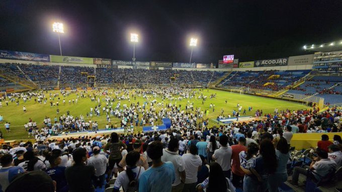 CarlesCuadrat's tweet photo. Apenado por las noticias que llegan de 🇸🇻

El Estadio Cuscatlán, donde vivimos tantas alegrías durante nuestro paso por la Selección @fesfut_sv, vivió una dramática tragedia en lo que tenía que ser una gran noche de fútbol.

Sentido pésame a familias, amigos y aficionados 
🙏💔 https://t.co/GgWe4didaZ