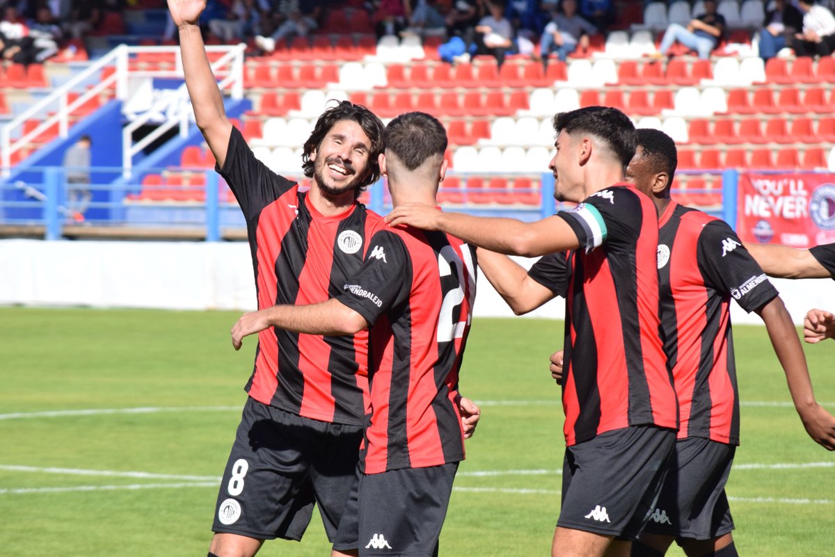 CDExt1924's tweet photo. ¿Quién echa de menos los domingos de fútbol al sol? ☝️🥲

#CDExtremadura #SentimientoInmortal https://t.co/Ksvrct9nbU