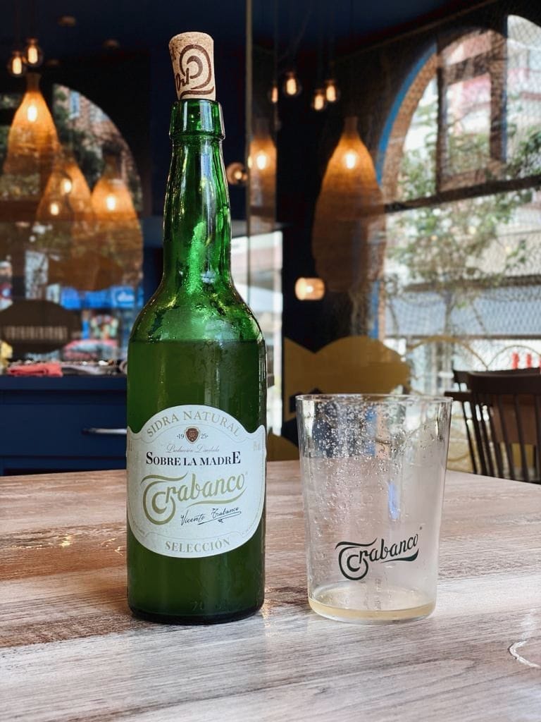 Es domingo y la botellina de nuestra Sidra Selección #SobreLaMadre2022 tiene ganas de juerga. 👏🏼  

Fresquina, afrutada y con esa esencia que demuestra que está hecha en el pueblín, esta sidra de edición limitada se elabora siguiendo los métodos que ya usaban nuestros abuelos 💚