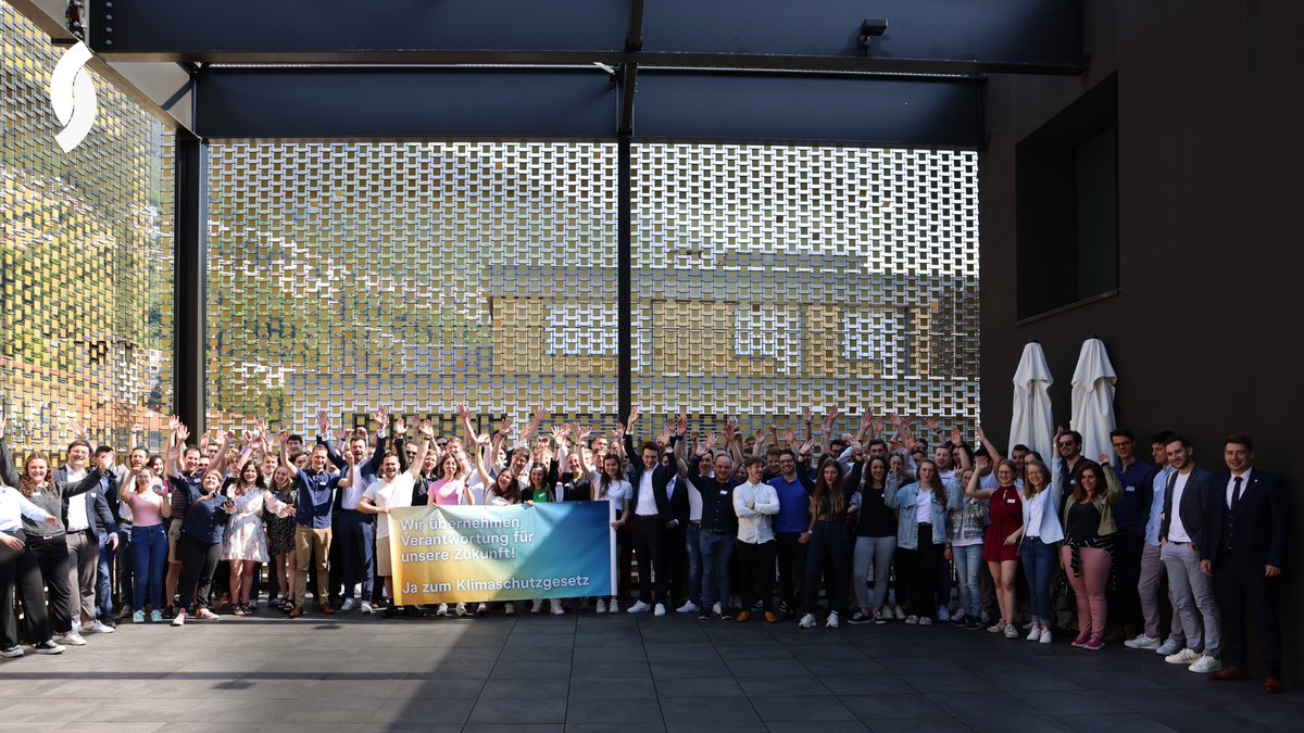 Noch vier Wochen bis zum Abstimmungssonntag! #Abst23 🗳️ Mit einem Ja zum #Klimaschutzgesetz setzen wir uns heute für die Generation von morgen ein. #Generationengerechtigkeit Weil wir schützen, was uns wichtig ist. Jetzt JA stimmen und mobilisieren! 🏔️💪🏼