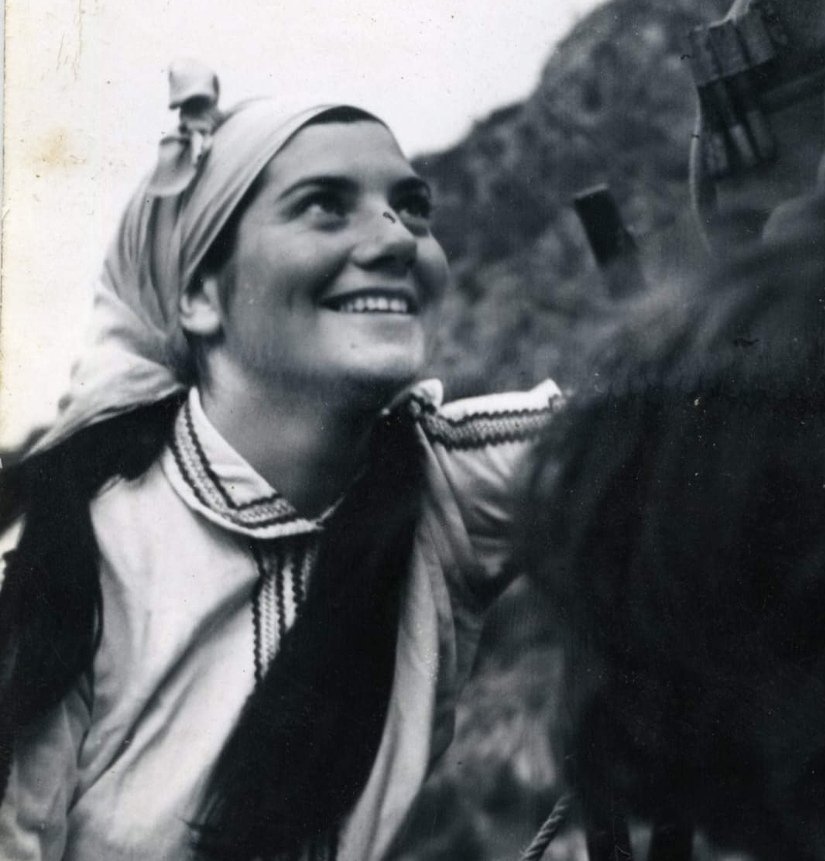 MariaStrawbery's tweet image. Тази красива жена, която се усмихва на снимка от преди 50 години, все още е така млада по дух.
А днес аз публикувам тук призив да гласувате за прекрасното ѝ стихотворение, което участва в най-големия конкурс за поезия в България.

tryavna.bg/poems/238-taka…