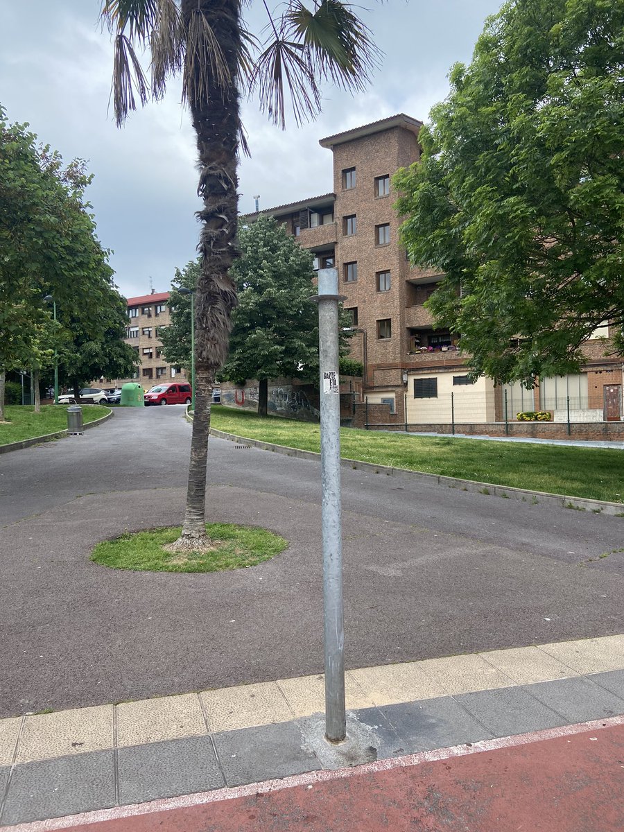 irecouso's tweet photo. @GetxoUdala  En el parque de Basarrate llevamos meses esperando a que sustituyan o arreglen la zona de  baloncesto. Además de que el pivote que hay en la zona afectada está en una situación lamentable https://t.co/1suGzjcZFo