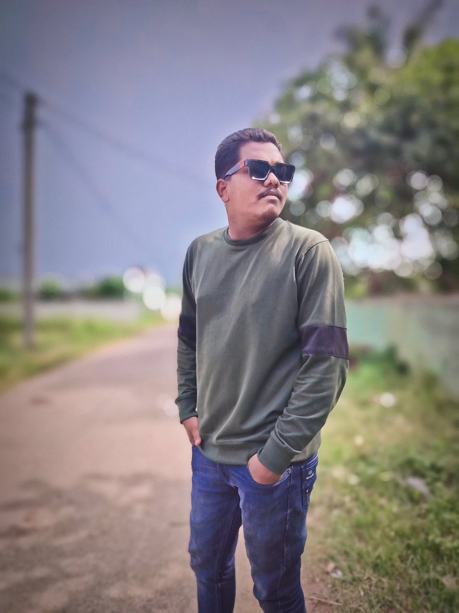 JulayiKiran1's tweet photo. #summervibes 💥💥💥
Captured by @sidhu_siddhath_roy
In frame @julayi_kiran
#julayikiran #hotwheather https://t.co/kcJiVUU12S