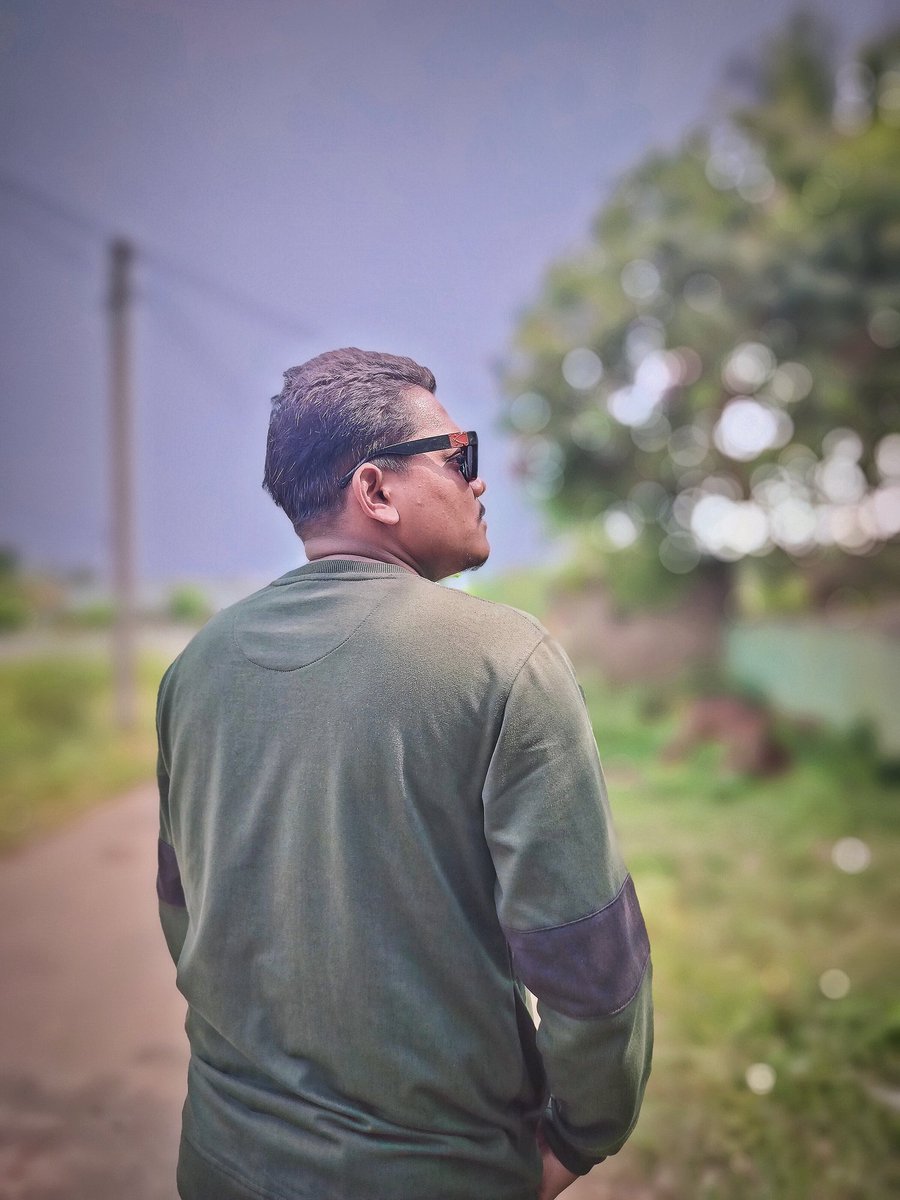 JulayiKiran1's tweet photo. #summervibes 💥💥💥
Captured by @sidhu_siddhath_roy
In frame @julayi_kiran
#julayikiran #hotwheather https://t.co/kcJiVUU12S