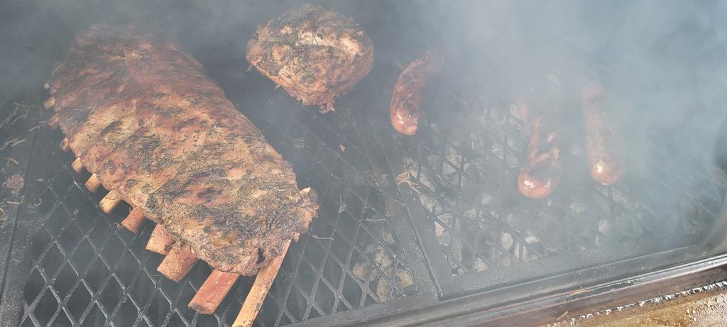 WJRoberts12's tweet photo. All kinda nom

#ribs #porkloin #sausages #turkry #beercanchicken @DragonsMilk #fixins #grill #smoker #Hillbilly #writerslife https://t.co/cSlVuHUfvI