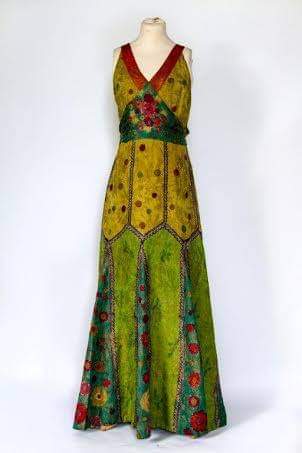 Bright and sunny 🌞 no excuses for sharing this bright floral 1930s dress printed by Joyce Clissold's Footprints Studio prob made by Mme Blanche #naturaldyes #handblockprinting #craft #slowfashion #fashionhistory @NTKillerton