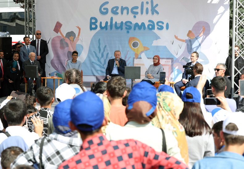 AhmetMisbah's tweet photo. 📍 @bespinarkampi , Adıyaman

Sn. Cumhurbaşkanımız @RTErdogan Gençlik Buluşması’nda Adıyamanlı öğrenci kardeşlerimizle buluştu.

Devlet olarak yavrularımızın hayallerini gerçekleştirmek için her konuda seferberiz. https://t.co/H1615Q6CcN