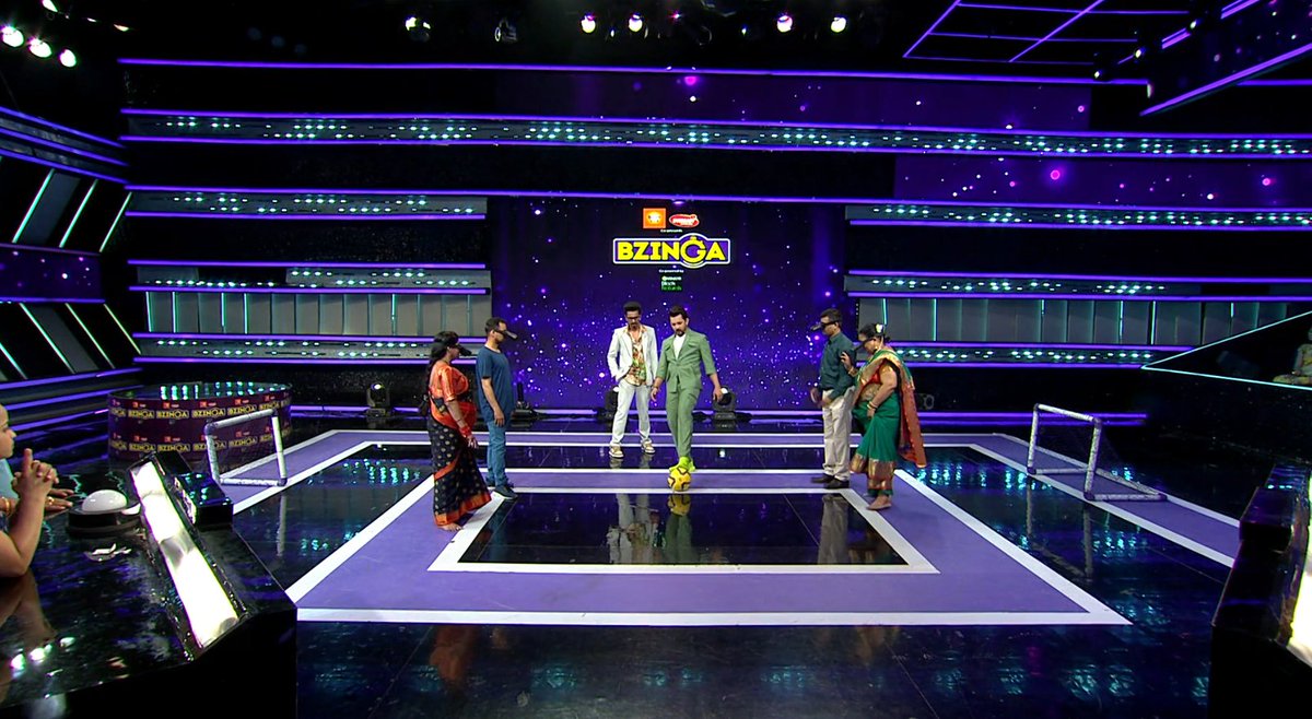 ZeeTV's tweet photo. Tickets ki race hai jaari, kaun padega kispar bhaari? 🫠
#Bzinga https://t.co/sTcFJyyn1h